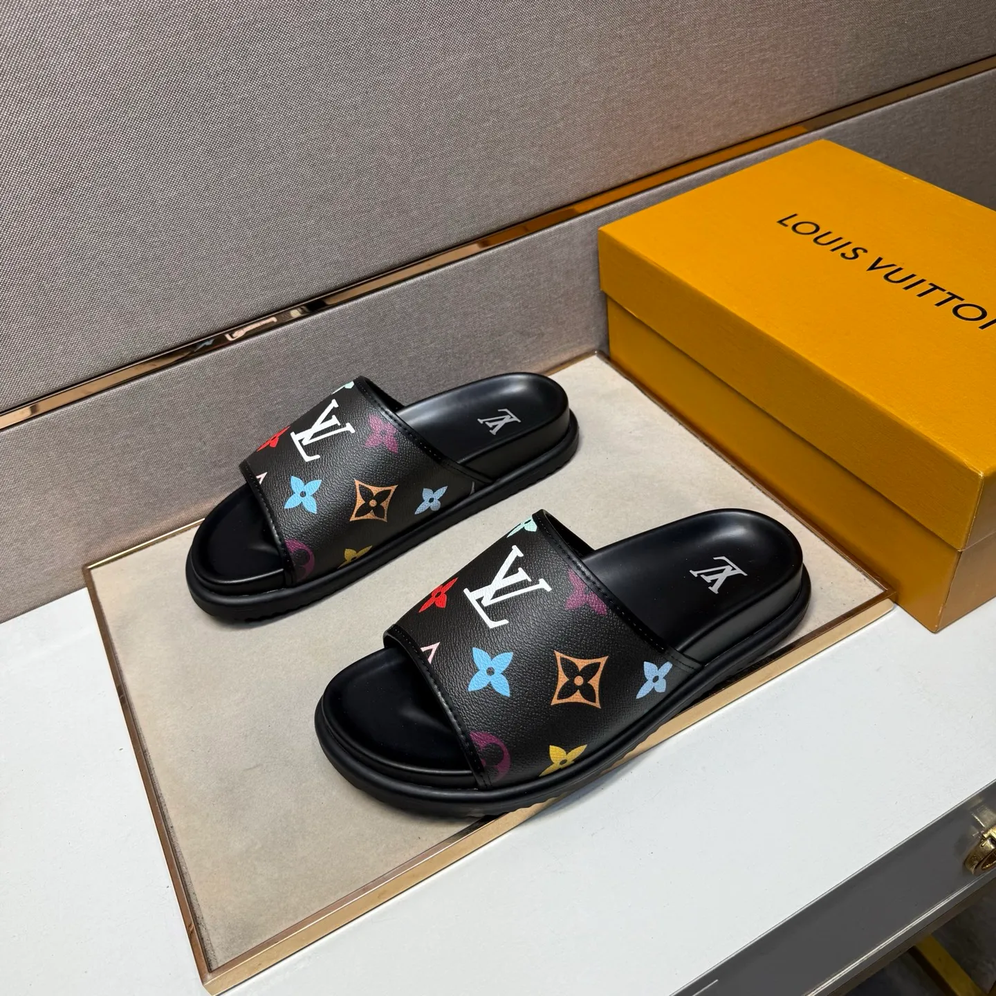 ⬛️Men's shoes 💰p320 [LV～] Men's casual slippers 2025z cabinet sales simultaneously 🔶Size: 38-44 #️⃣ 🔷2 colors🔜The upper is made of multi-material splicing➕Genuine leather lining, comfortable and breathable, sole: original comfortable and wear-resistant outsole, ⚠️Real shot📱Photographed🎬The real thing is better📢📢📢